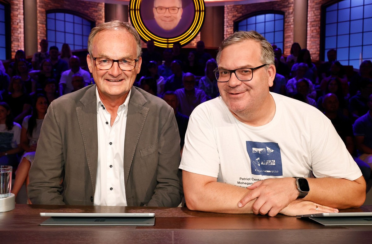 ARD WER WEISS DENN SOWAS? FOLGE 1043, "Anne Gesthuysen und Frank Plasberg", am Dienstag (31.10.23) um 18:00 Uhr im ERSTEN.
Rateteam-Kapitän Elton (r.) mit dem Journalist und Moderator Frank ...