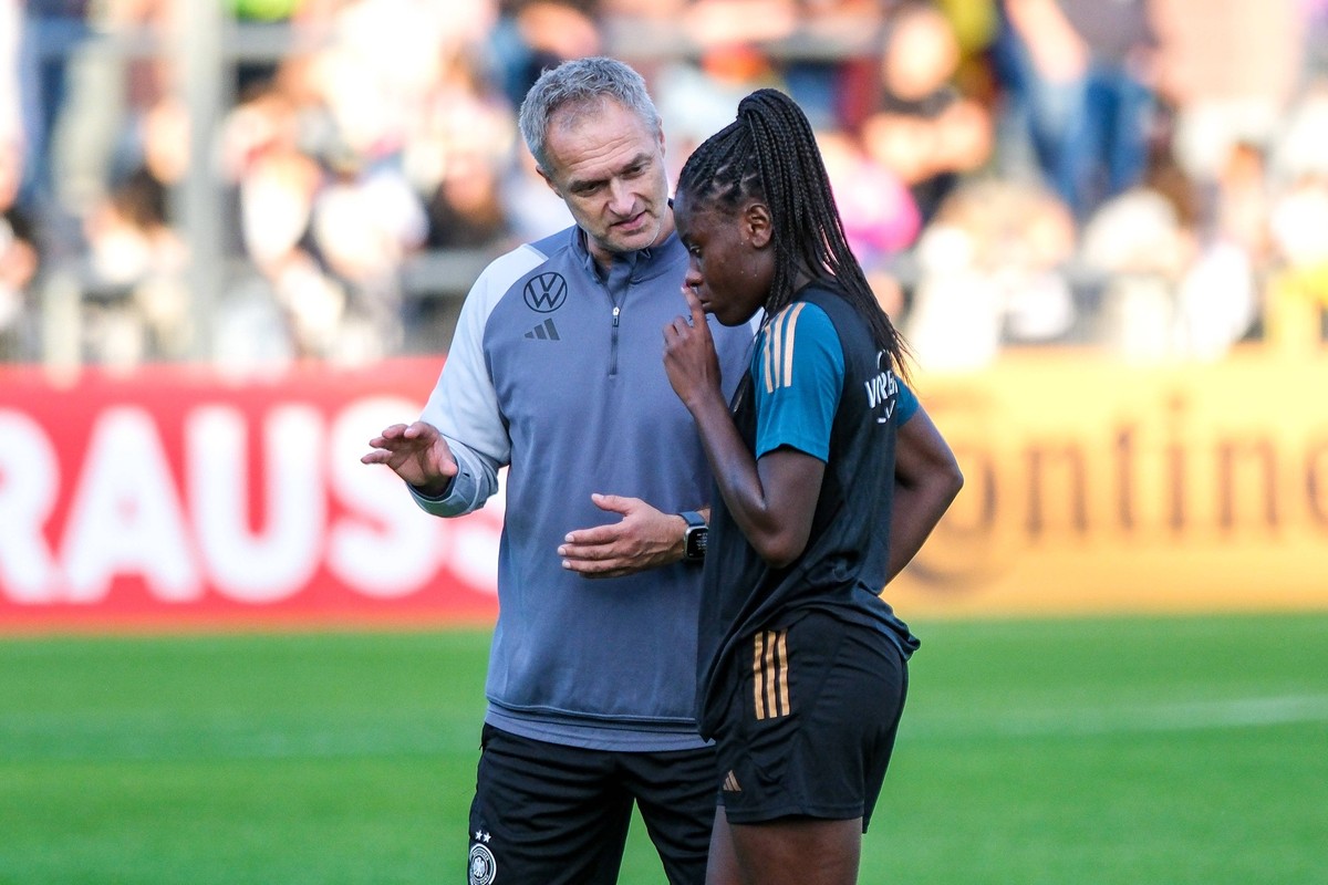 Christian W�ck Deutschland, Trainer und Nicole Anyomi Deutschland, GER, DFB Fussball Frauen Nationalmannschaft, Oeffentliches Training, vor dem Laenderspiel England gegen Deutschland am 25 Oktober. 21 ...