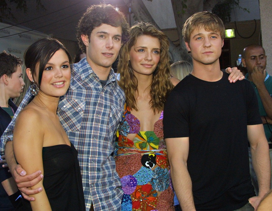 HERMOSA BEACH, CA - SEPTEMBER 9: Cast members (L to R) Mischa Barton, Adam Brody, Melinda Clarke, Peter Gallagher, Rachel Bilson, Kelly Rowan, Benjamin McKenzie and Samaire Armstrong pose at a viewing ...