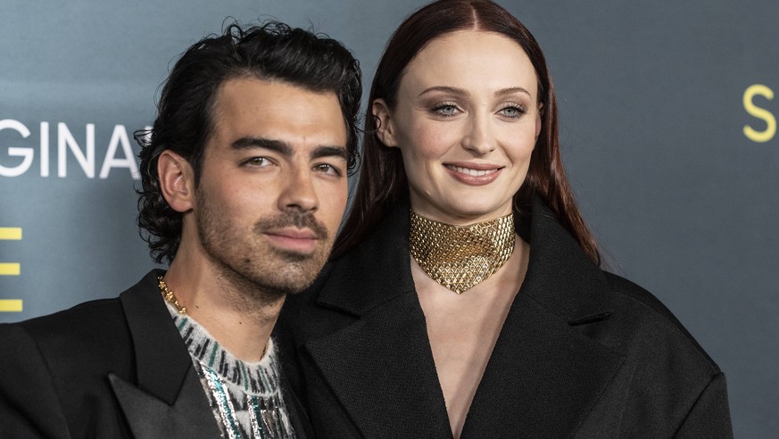 Entertainment Bilder des Tages NY: The Staircase TV show premiere by HBOMAX Joe Jonas and Sophie Turner wearing dress by Louis Vuitton attend The Staircase TV show premiere at MoMA New York New York U ...