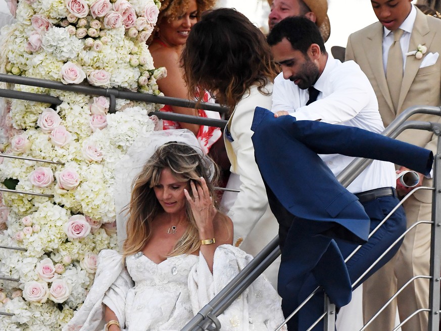 Heidi Klum and Tom Kaulitz are seen getting married on a yacht on august 03, 2109 in Capri, Italy

Pictured: Heidi Klum and Tom Kaulitz
Ref: SPL5107401 030819 NON-EXCLUSIVE
Picture by: SplashNews.com
 ...