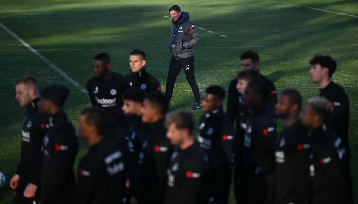 03.01.2023, Hessen, Frankfurt/Main: Cheftrainer Oliver Glasner (hinten) beobachtet beim Trainingsauftakt von Eintracht Frankfurt am Stadion seine Spieler. Foto: Arne Dedert/dpa +++ dpa-Bildfunk +++