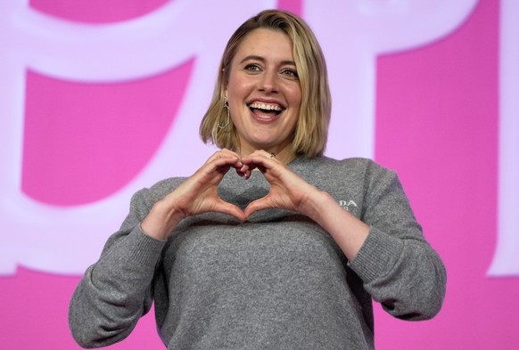 ARCHIV - 03.07.2023, Südkorea, Seoul: Regisseurin Greta Gerwig posiert für die Medien vor einer Pressekonferenz zum Film «Barbie» in Seoul, Südkorea. «Barbie»-Regisseurin und US-Schauspielerin Greta G ...