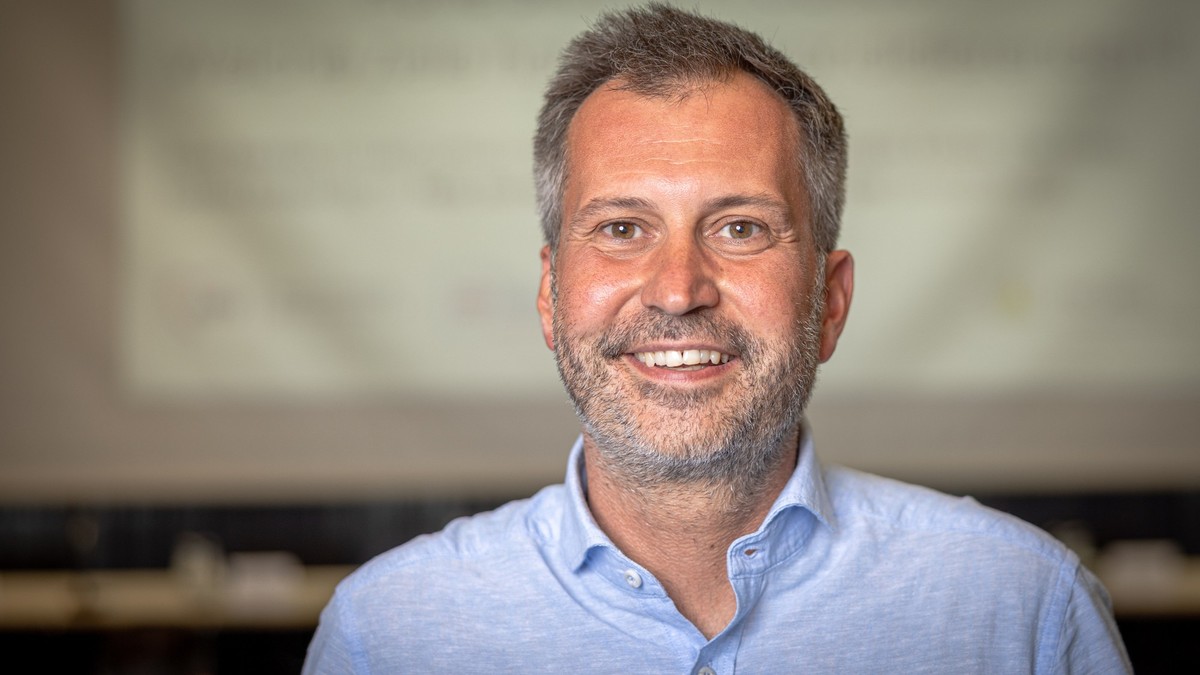 ARCHIV - 23.08.2022, Brandenburg, Cottbus: Tobias Schick ist SPD-Kandidat bei der Wahl zum Cottbuser Oberbürgermeister und steht hier vor einer Diskussionsveranstaltung für ein Portrait vor der Kamera ...