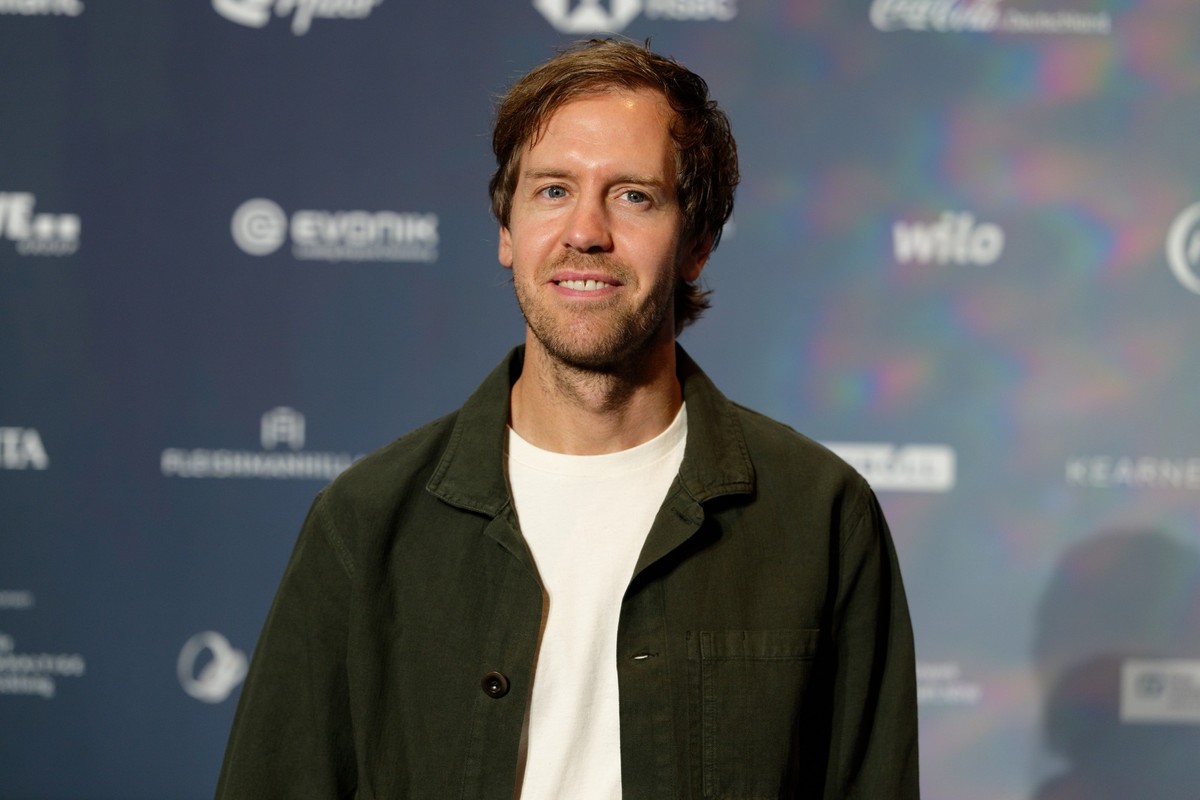 ARCHIV - 24.11.2023, Nordrhein-Westfalen, Düsseldorf: Formel-1-Weltmeister Sebastian Vettel kommt zur Verleihung des Deutschen Nachhaltigkeitspreises. Vettel äußert sich zu seinem Idol Michael Schumac ...