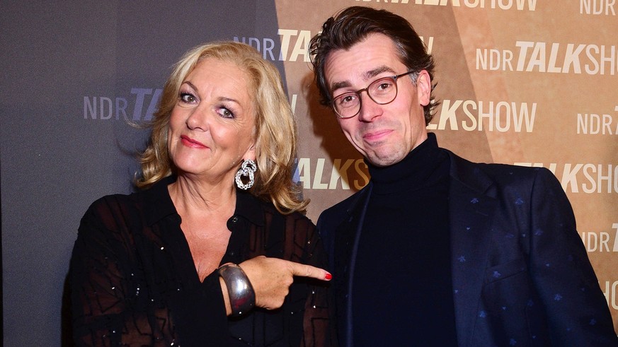 Bettina Tietjen und Johannes Wimmer beim Fototermin zur 1000. Sendung der NDR Talk Show am 13.10.2023 in Hamburg 1000. Ausgabe der NDR Talk Show am 13.10.2023 in Hamburg *** Bettina Tietjen and Johann ...