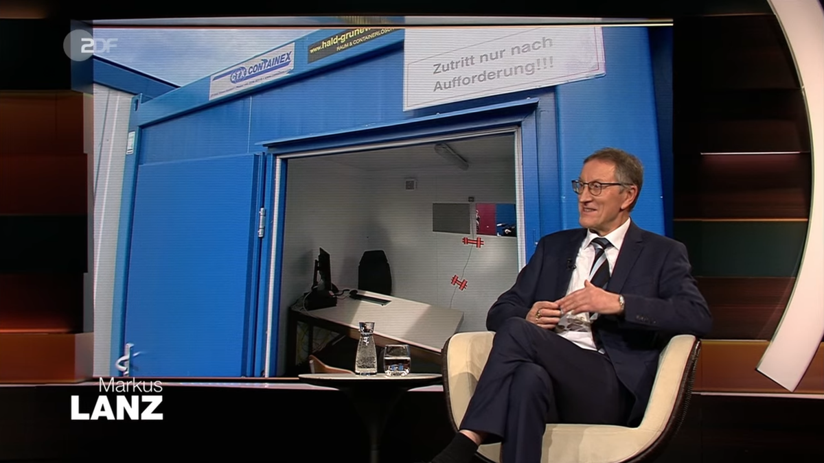 Der Böblinger Landrat Roland Bernhard erklärt das Modell seines Kreises.