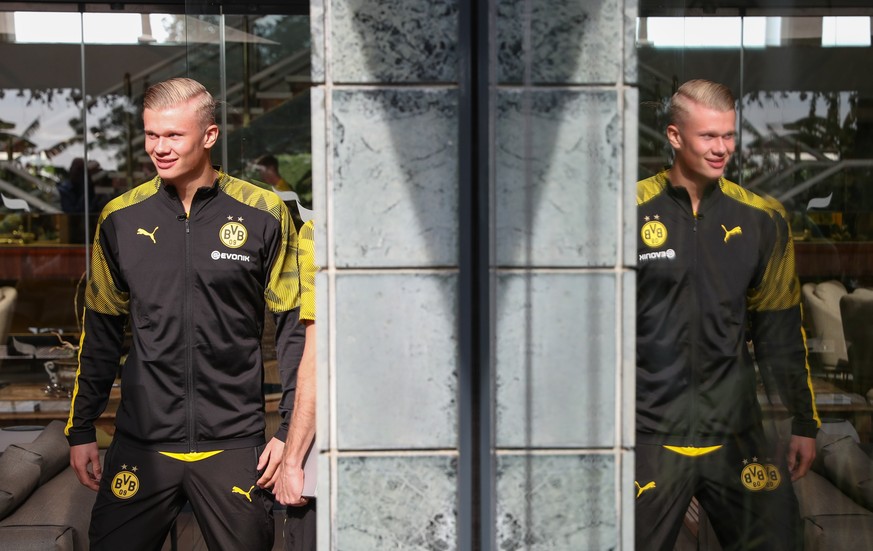 10.01.2020, Spanien, Marbella: Fu�ball: Bundesliga, Trainingslager von Borussia Dortmund. Der Dortmunder Erling Haaland kommt zu einem Pressegespr�ch im Mannschaftshotel. Dabei spiegelt er sich in ein ...