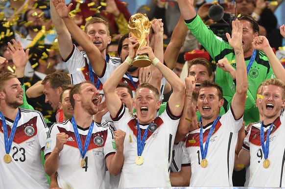 Bastian SCHWEINSTEIGER beendet seine Karriere Archivfoto: v.li,Christoph KRAMER GER,,Benedikt HOEWEDES HWEDES GER,Bastian SCHWEINSTEIGER GER mit dem Pokal,Torwart Ron Robert ZIELER GER,Miroslav KLOSE  ...