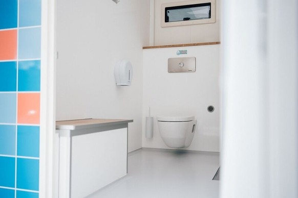 Die Badezimmer von MOBALNI sind großzügig gestaltet und voll ausgestattet; Bildquelle: Mires/Malteser