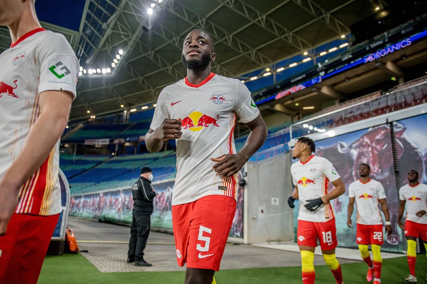 Leipzigs Dayot Upamecano betritt das Spielfeld / RB Leipzig - TSG 1899 Hoffenheim 0:0 / 16. April 2021: Leipzig, Red Bull Arena / Fussball 1. Bundesliga, 29. Spieltag. RB Leipzig - TSG 1899 Hoffenheim ...