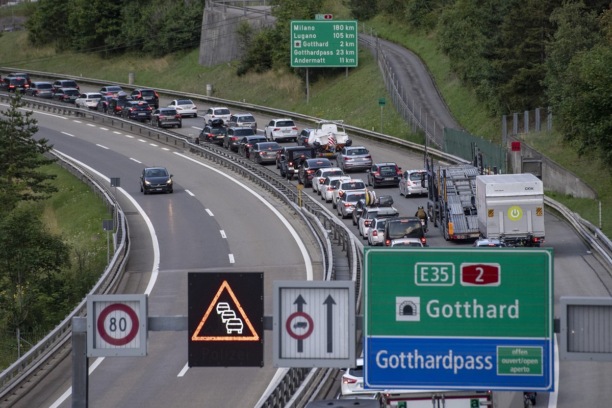 ARCHIV - 18.07.2020, Schweiz, Wassen: Der Verkehr staut sich auf der Nationalstra