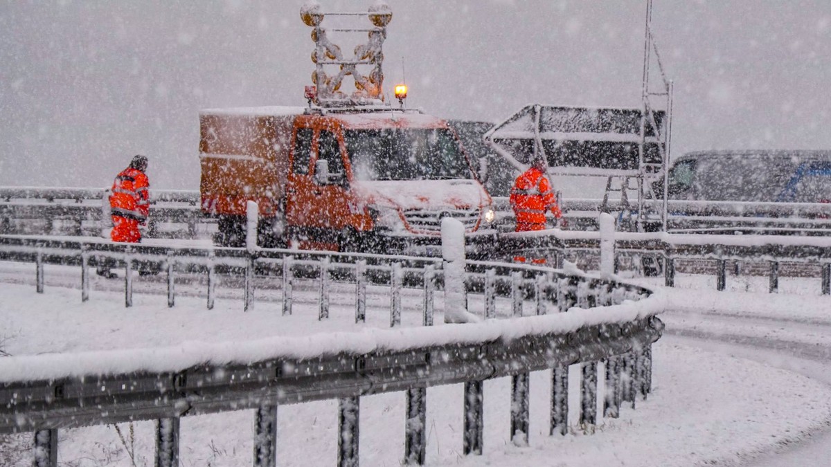 Starke Schneefälle, glatte Straßen und bis zu 5 cm Neuschnee - Tief Quiteria brachte ordentliche Neuschneemengen in Niedersachsen. Vor allem das mittlere Niedersachsen war davon betroffen. In der Gege ...