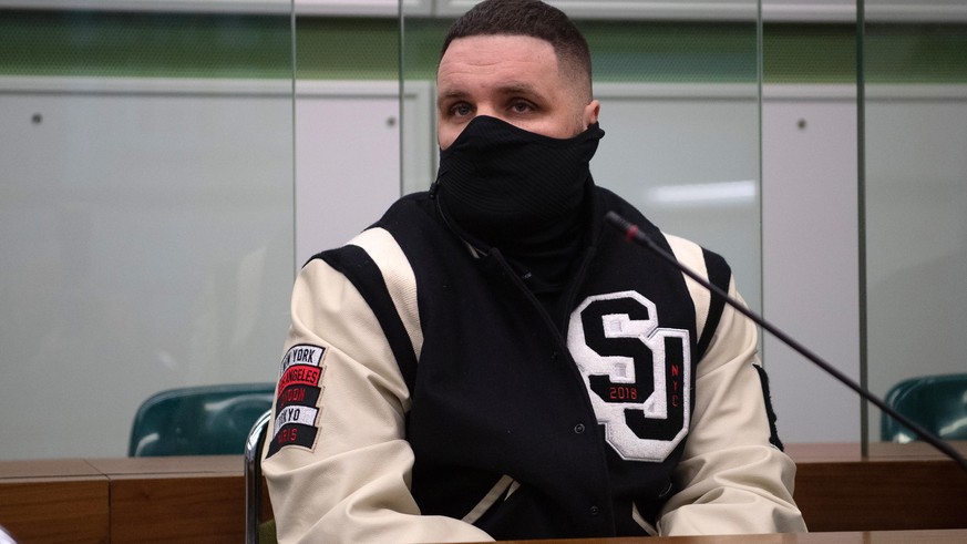 15.01.2021, Berlin: Rapper Fler, bürgerlich Patrick Losensky, sitzt in einem Gerichtssaal. Dem 38-Jährigen werden Beleidigung, Sachbeschädigung, versuchte Nötigung und Fahren ohne Fahrerlaubnis vorgew ...