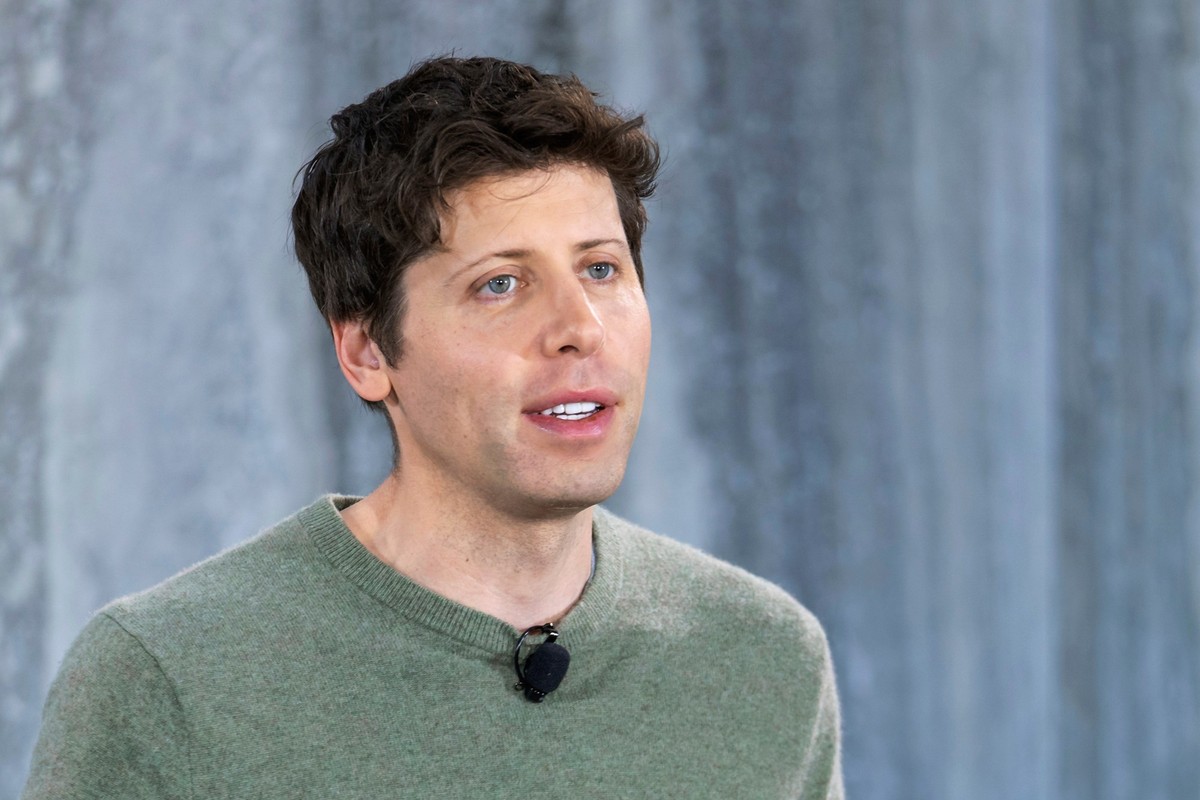 ARCHIV - 07.02.2023, USA, Redmond: Sam Altman, Gründer des Start-Ups OpenAI, spricht zu Medienvertretern während der Einführung der Integration der Microsoft-Suchmaschine Bing und des Edge-Browsers mi ...