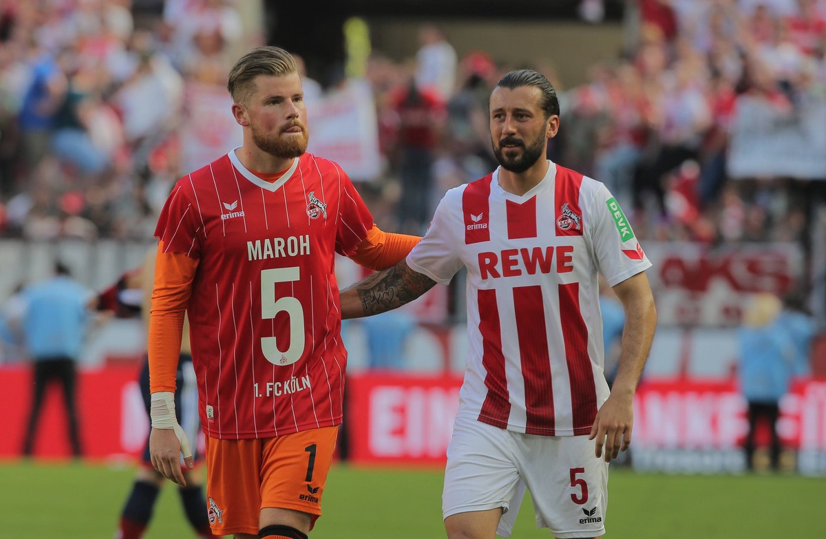 Cologne, Germany 05.05.2018, 1. Bundesliga 33. Spieltag, 1. FC Koeln - FC Bayern Muenchen, Torwart Timo Horn (Koeln) und Dominic Maroh nach dem Spiel. ( DeFodi512 *** Cologne Germany 05 05 2018 1 Bund ...
