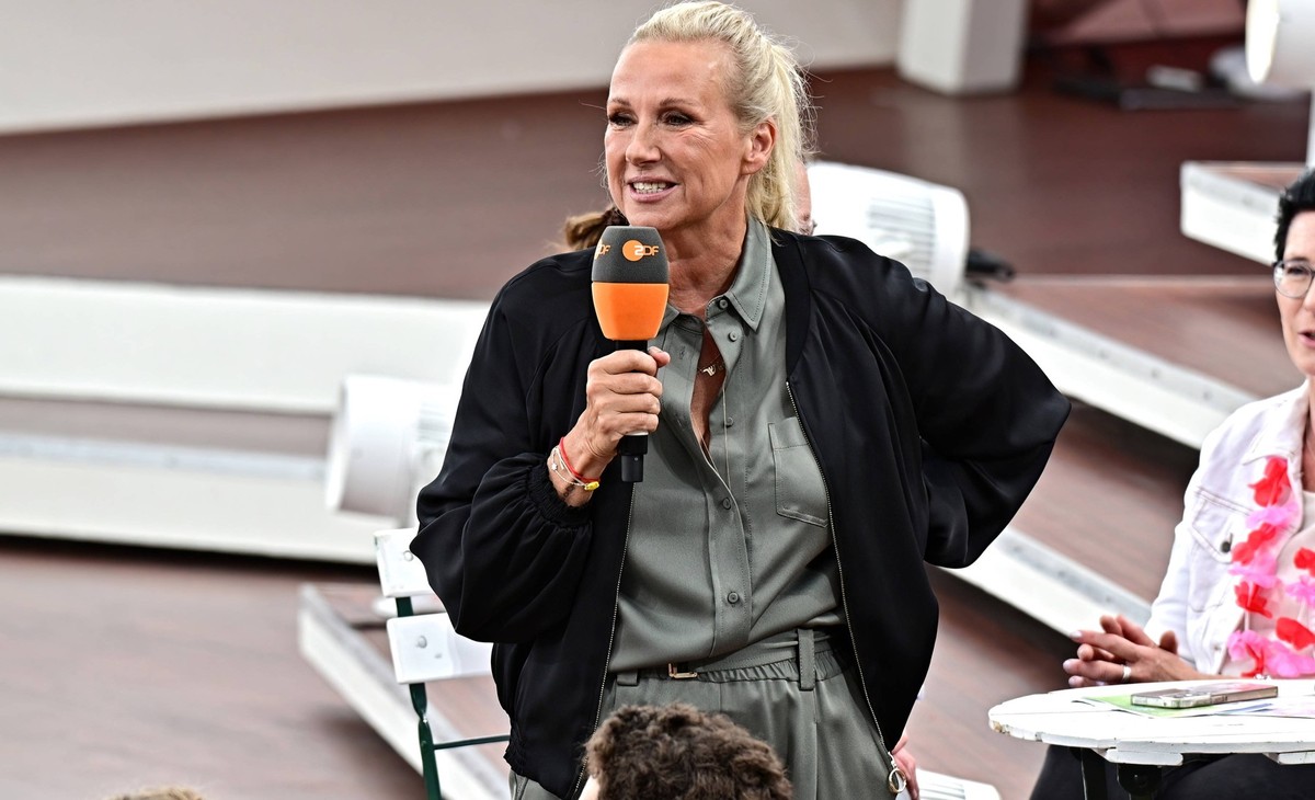 ZDF - Fernsehgarten. Moderatorin Andrea Kiwi Kiewel während der ZDF - Unterhaltungsshow Fernsehgarten am 21.09.2025 in Mainz. 20250921MWI083715 *** ZDF Fernsehgarten presenter Andrea Kiwi Kiewel durin ...