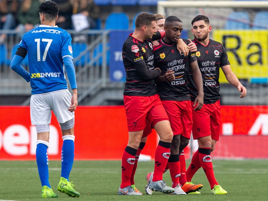 Die Teamkollegen trösten Ahmad Mendes Moreira (M.). Der Spieler von Excelsior Rotterdam wurde im Spiel gegen FC Den Bosch rassistisch beleidigt. 