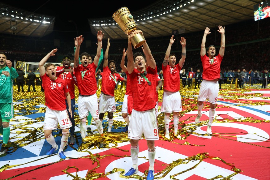 Die Spieler feiern in der Fankurve den Pokalsieg, Joshua Kimmich 32 (FC Bayern Muenchen), Javi Martinez 8 (FC Bayern Muenchen), Robert Lewandowski 9 (FC Bayern Muenchen), Renato Sanches 35 (FC Bayern  ...