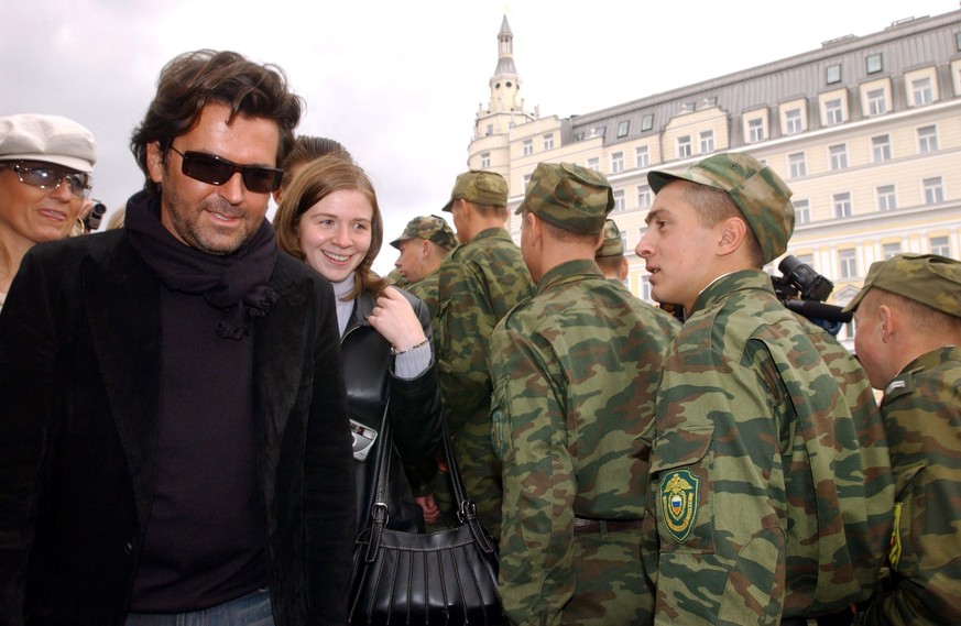 Sänger Thomas Anders (l, 40, früher Modern Talking) und seine Frau Claudia (l, 31) machen am 6.9.2003 am Rande seines Konzerts auf den Roten Platz in Moskau einen Spaziergang durch die russische Haupt ...