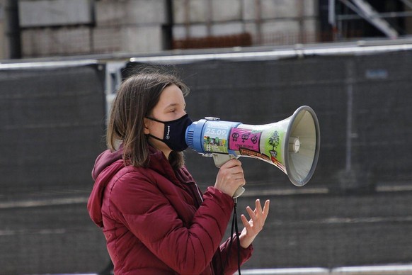 Die Gastautorin Christina Schliesky, 17, ist Schülerin und seit Januar 2019 bei Fridays For Future aktiv. Sie kommt aus Nordrhein-Westfalen und engagiert sich gegen die Verbrennung von Kohle, seit sie Aktivistin geworden ist.