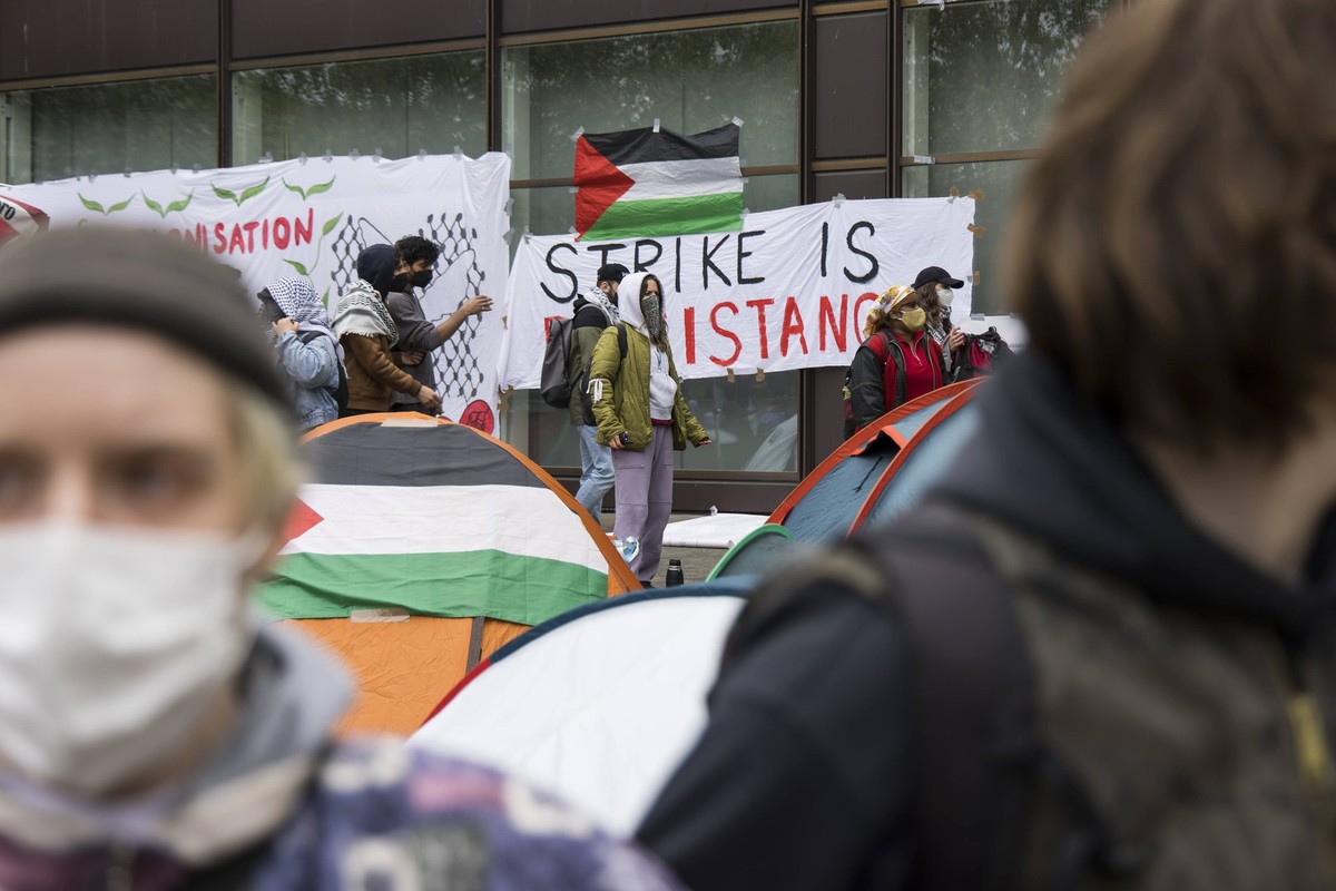 Activists and the flag of the state of Palestine during the occupation of the courtyard of Freie Universität Berlin by pro-Palestinian activists. Some of the approximately 150 activists began to set u ...