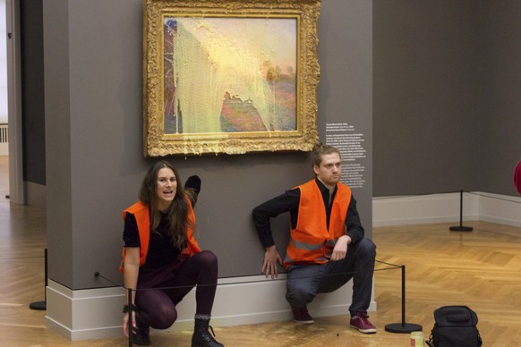 Aktivisten bewarfen auch das Gemälde "Getreideschober" (1890) von Claude Monet im Potsdamer Museum Barberini mit Kartoffelbrei.