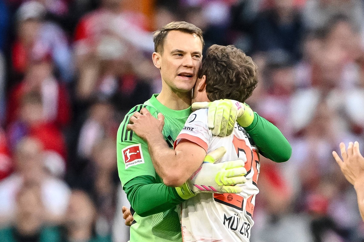 Torwart Manuel Neuer FC Bayern Muenchen und Thomas Mueller FC Bayern Muenchen gestikuliert, gestik, umarmen sich waehrend des Spiels der 1. Bundesliga zwischen FC Bayern M�nchen und Borussia M�nchengl ...