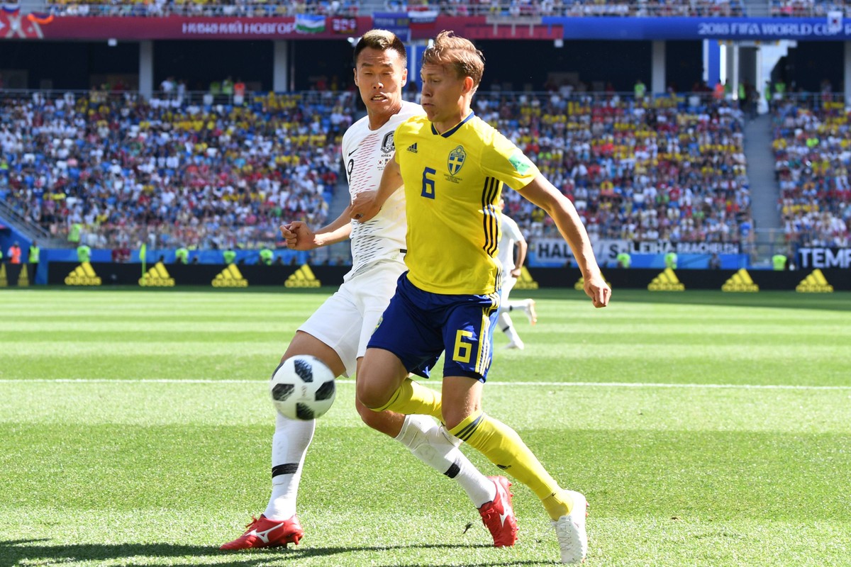 Shin-wook Kim (l.) im Duell mit Ludwig Augustinsson