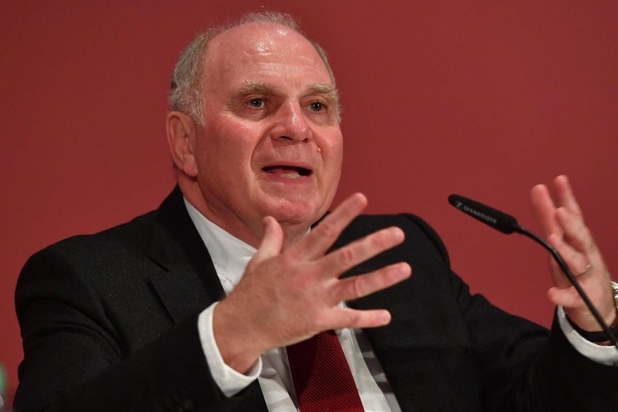 Uli HOENESS-mahnende Worte zur Coronakrise. Archivfoto Uli HOENESS Hness,Ehrenpraesident Bayern Muenchen bei Pressekonferenz, Gestik, Einzelbild,angeschnittenes Einzelmotiv,Portraet,Portrait,Portr t.  ...