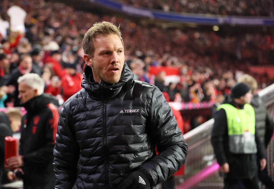 München, Deutschland 28. Januar 2023: Fussball, Herren, Saison 2022/2023, FC Bayern München - Eintracht Frankfurt, Bundesliga, Allianz Arena Julian Nagelsmann, Trainer FC Bayern München mit Blick nach ...