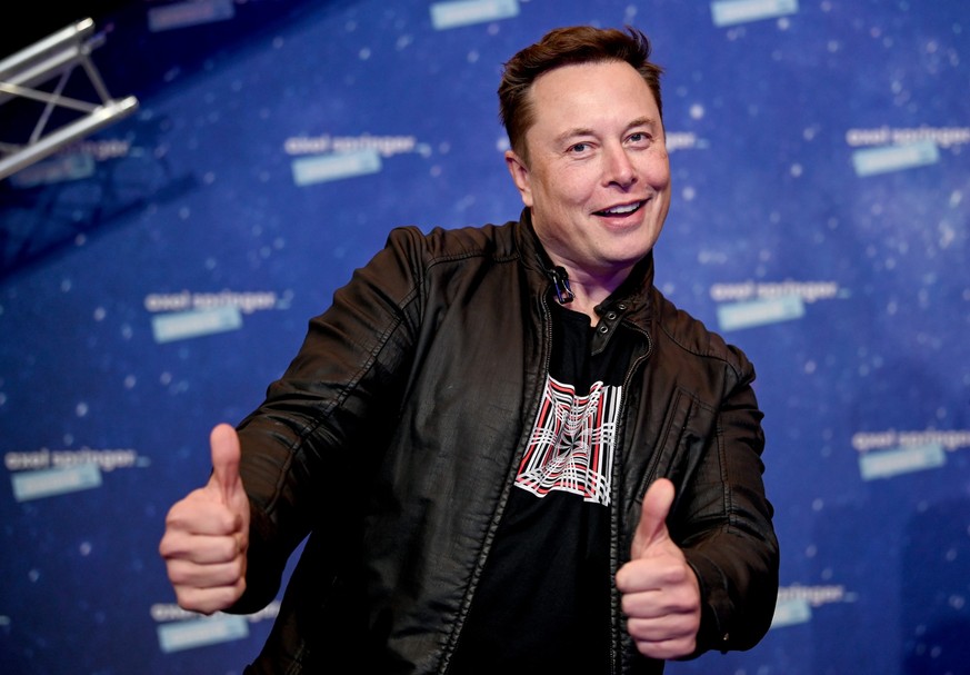 ARCHIV - 01.12.2020, Berlin: Elon Musk, Chef der Weltraumfirma SpaceX und Tesla-CEO, kommt zur Preisverleihung des Axel Springer Award. Dank eines kr