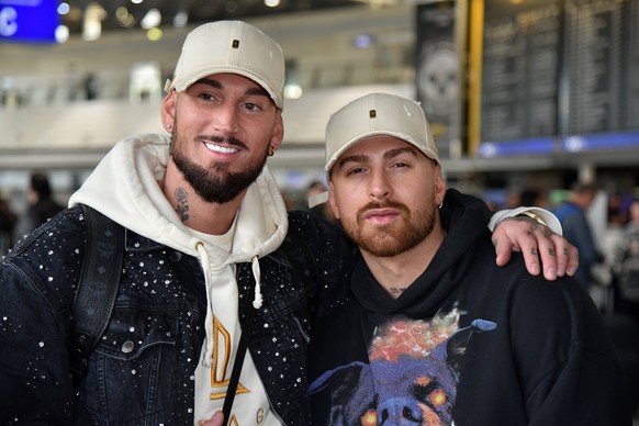 Mike Heiter, Luigi Gigi Birofio beim Abflug der ICH BIN EIN STAR - HOLT MICH HIER RAUS Dschungelcamp-Kandidaten nach Australien am Frankfurt International Airport in Frankfurt am Main am 01.01.2023 ** ...