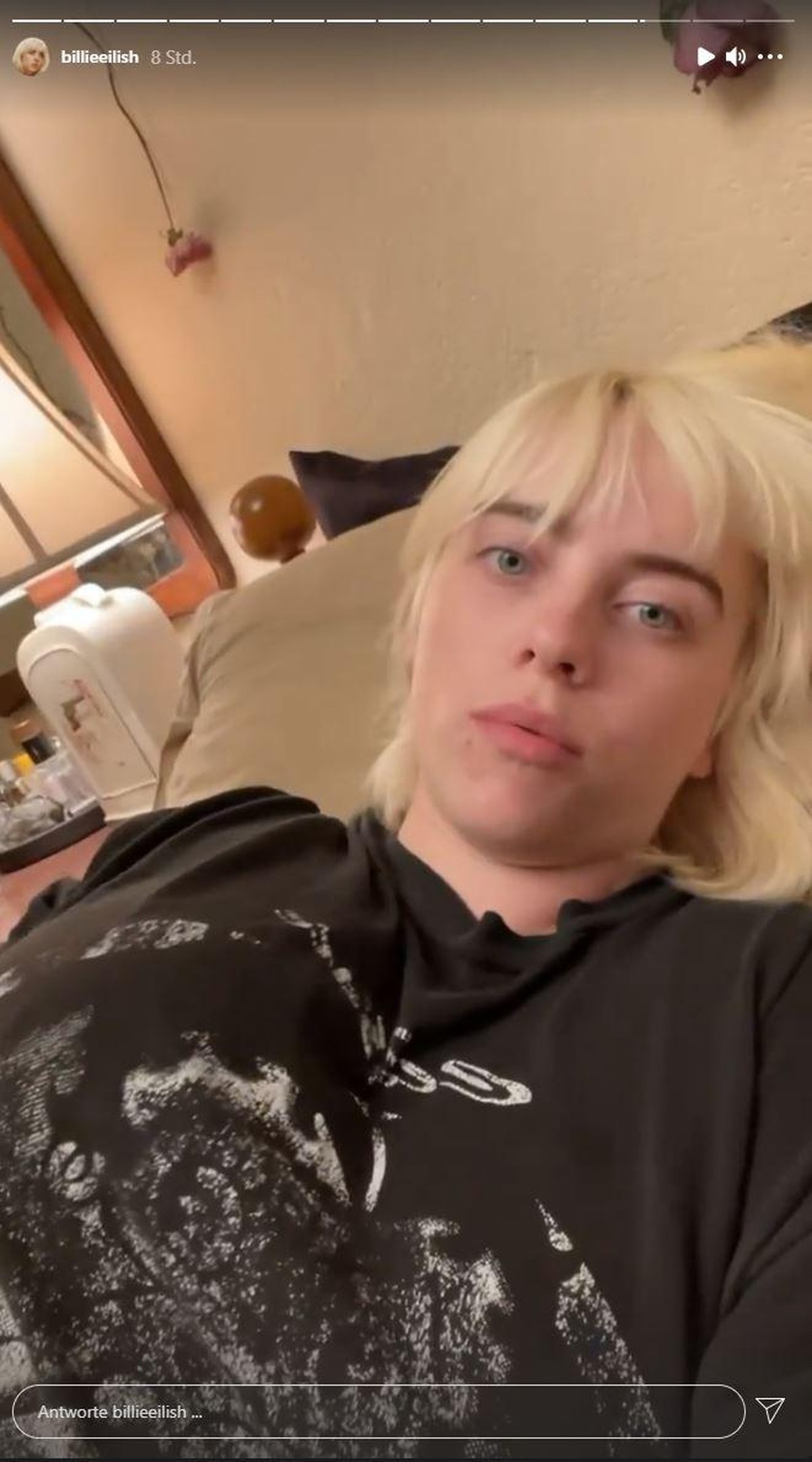 Billie Eilish könnte auf das Wippen ihrer Brüste beim Gestikulieren verzichten.