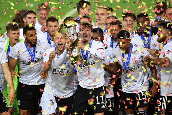 Teamfoto,Team,Mannschaft,Mannschaftsfoto, Mergim BERISHA (GER) mit Trophaee,Cup,Pokal, Siegerehrung,Jubel,Freude,Begeisterung, Deutschland-Portugal 1-0, Fussball U-21,FINALE UEFA Under21 Europameister ...