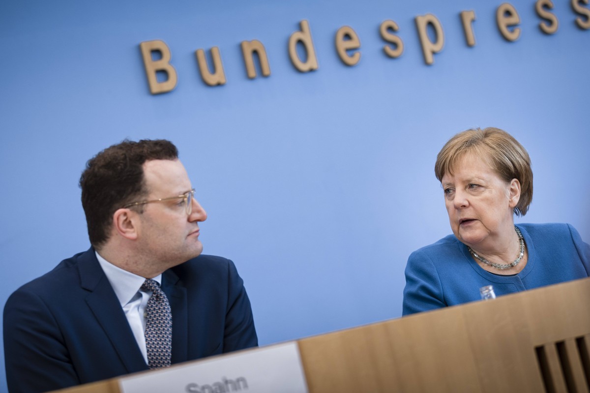 Bundeskanzlerin Angela Merkel, CDU, und Bundesgesundheitsminister Jens Spahn, CDU, aufgenommen im Rahmen einer Pressekonferenz, anlaesslich der Corona-Krise in der Bundespressekonferenz in Berlin. 11. ...