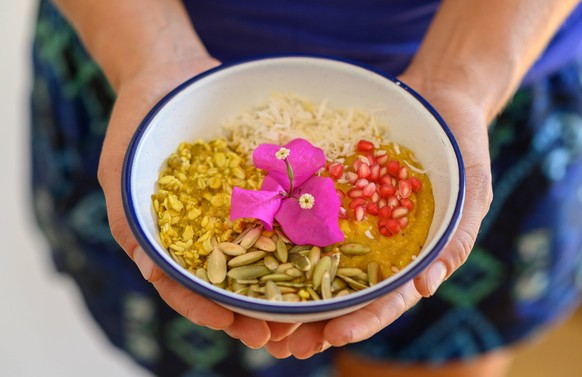 woman holding bowl with vegan healthy breakfast New York, New York, United States CR_SBYY22072165-1014113-01 ,model released, Symbolfoto