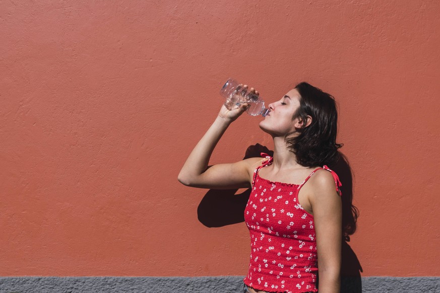 Young woman drinking water model released Symbolfoto PUBLICATIONxINxGERxSUIxAUTxHUNxONLY KKAF03113