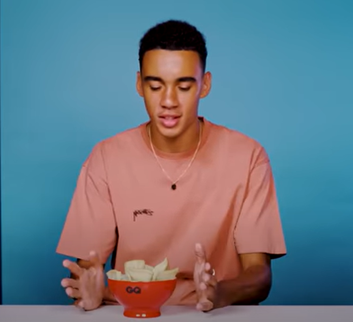 Jamal Musiala präsentiert voller Freude seine Maultaschen.