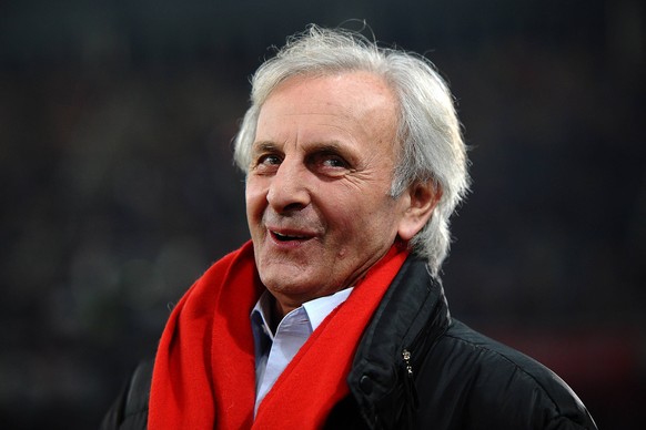 Er wars! ⬆️ Das ist Aleksandar Ristic – seines Zeichens kein Philosoph und Mathematiker, sondern Fußball-Trainer. Die Rechnung ist natürlich trotzdem korrekt.