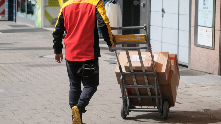 Düsseldorf 12.04.2023 Post DHL Paket Pakete Paketwagen Postpaketwagen Paketzusteller Amazon Retouren Retoure CO2 Online shoppen einkaufen onlineshopping Internetshopping Paketboom Paketbote Paketsteue ...