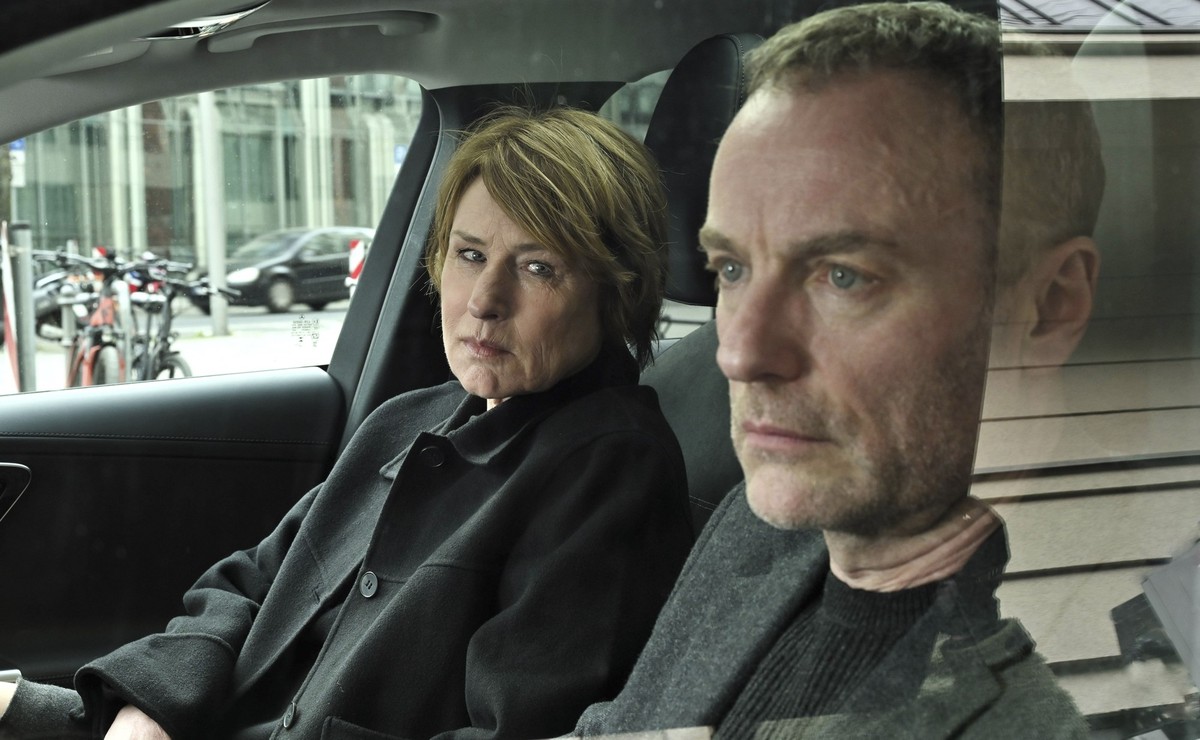 ARD/rbb TATORT: ERIKA MUSTERMANN, am Sonntag (02.11.25) um 20:15 Uhr im ERSTEN.
Susanne Bonard (Corinna Harfouch, li) Robert Karow (Mark Waschke, re) observieren die Bundesdruckerei, um herauszufinden ...