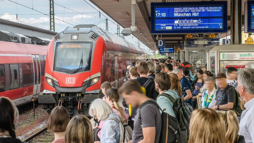 Regionalexpress nach M√ºnchen bei der Einfahrt in den N√ºrnberger Hauptbahnhof, viele Bahnreisende am Bahnsteig, N√ºrnberg, 09.06.2023 Deutschland, N√ºrnberg, 9. Juni 2023, Regionalexpress RE1 nach M√ ...