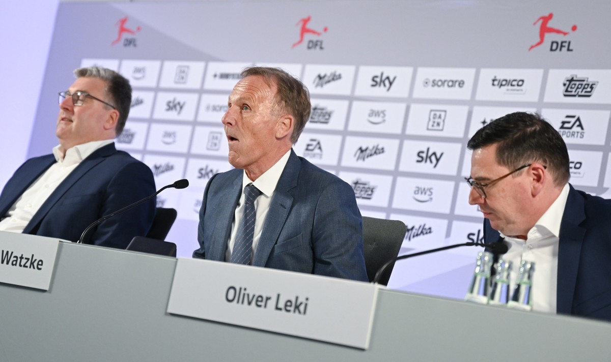 24.05.2023, Hessen, Frankfurt/Main: Axel Hellmann (l-r), Vorstandssprecher der Eintracht Frankfurt Fu�ball AG und einer der beiden Gesch�ftsf�hrer der DFL GmbH, Hans-Joachim Watzke, Gesch�ftsf�hrer vo ...