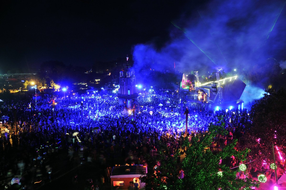 Tanzende nachts an der Turmb�hne. Fusion Festival in L�rz 2016 mit rund 70.000 Besuchern vom 29.06. 2016 bis zum 03.07.2016. Das Programm umfasst fast den gesamten elektronischer Musik. Geboten wird a ...
