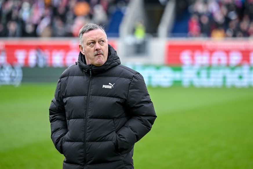 01.03.2025, Baden-Württemberg, Heidenheim: Fußball: Bundesliga, 1. FC Heidenheim - Borussia Mönchengladbach, 24. Spieltag, Voith-Arena. Mönchengladbachs Sportdirektor Roland Virkus steht vor dem Spiel ...