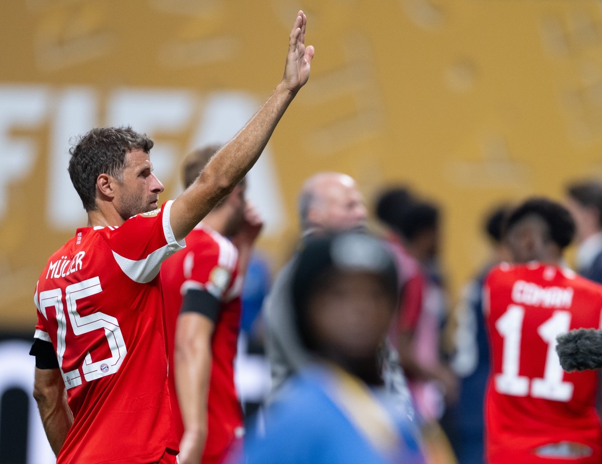 Fußball: Club-WM, Paris Saint-Germain - Bayern München, Finalrunde, Viertelfinale im Mercedes-Benz Stadium. Thomas Müller von München steht nach dem Spiel auf dem Platz.