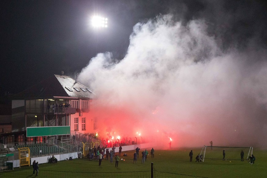 Chemische Reaktionen: Die Fans haben die Chemie-Spieler beim Abschlusstraining schon mal mit Pyros heiß gemacht.