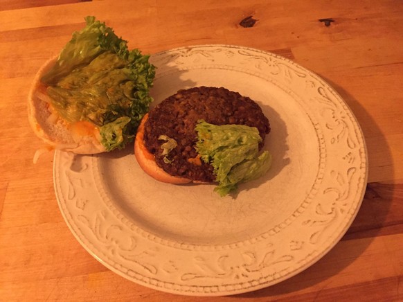 Der "Fresh Vegan TS": Veganes Patty, Salatblatt und etwas Sauce. Was fehlt sind Tomaten, Gurken und rote Zwiebeln, die sollten sich laut McDonald´s ebenfalls auf dem Burger befinden.