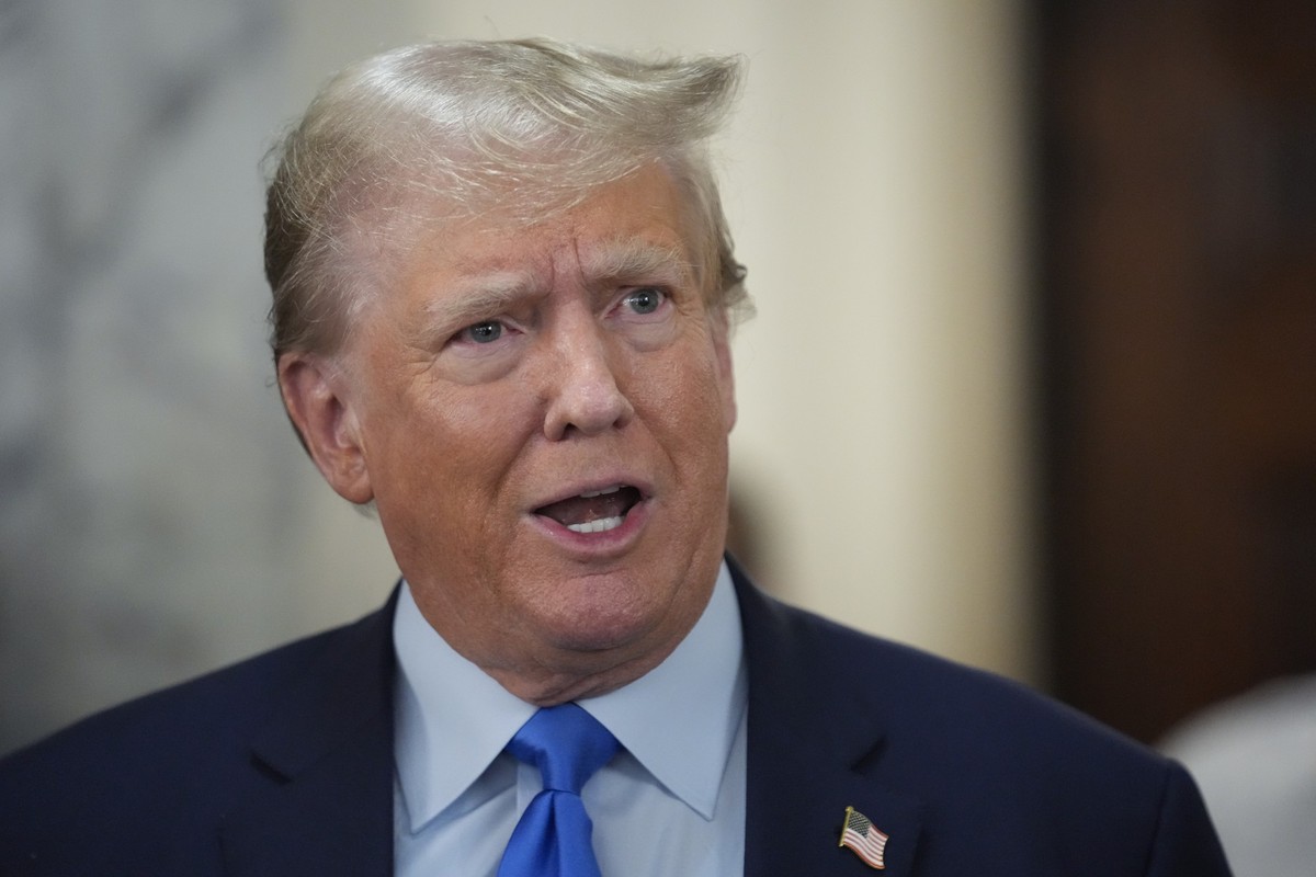 ARCHIV - 02.10.2023, USA, New York: Donald Trump, ehemaliger Präsident der USA, spricht mit Journalisten während einer Mittagspause im New York Supreme Court. (zu dpa «Medien: Trump soll geheime Detai ...